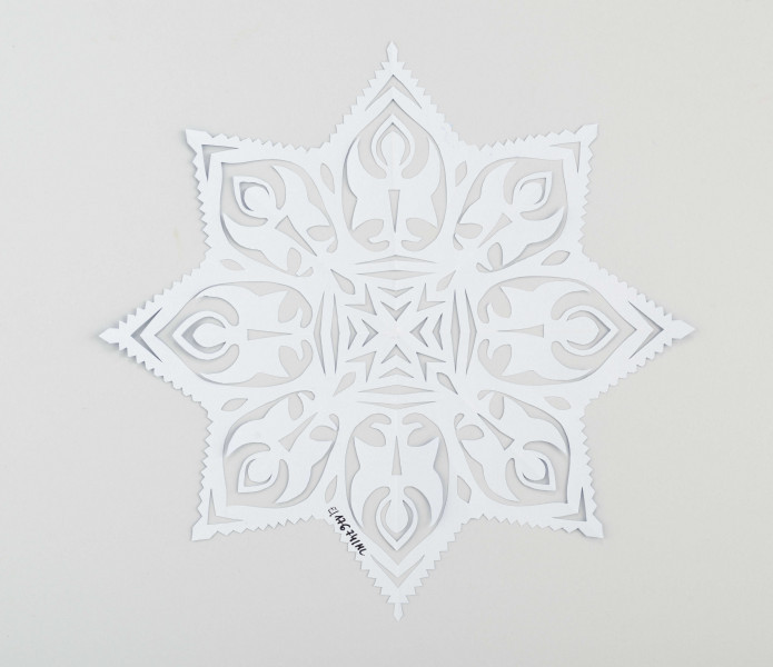 Wycinanka szafirowa - gwiazda. W każde z 8 ramion wpisany otok o kształcie migdałowym z aniołem w środku. W części centralnej kompozycja ze strzałek przypominająca krzyż maltański. Całość wykończona ząbkami.