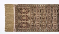 Pas kontuszowy jednostronny.
Ornament:
głowy - trzy motywy ukwieconych rozet otoczonych medalionami utworzonymi z gałązek palmowych
środek - poprzeczne pólka z dekoracją ornamentalną  w układzie a,b,a,c,
a - stylizowana wić roślinna
b - wydłużone medaliony wypełnione ornamentem kwiatowym
c - palmety rytmicznie odwracane, dekorowane wewnątrz małymi gałązkami kwiatowymi
obrzeżnia pionowe i poziome z motywem palmet jak w pólkach c
obwódki z motywem kostki
Kolor: 
tło złote, ornament różowy, błękitny, zielony, jasnofioletowy i brązowy
Frędzla doszyta złota. (awers) Przysłonięta naszytą frędzlą,( rewers) widoczne na krajce tkackiej,  po brzegach sygnatura wytkana czarną nicią 