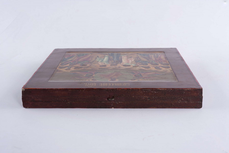 Ikona dwustronna, z kowczegiem. Na awersie ukazana jest scena Wniebowstąpienia, podzielona na dwie strefy. W górnej, ponda obłokami w mandorli siedzi na łuku tęczy Chrystus. Ręce ma wyciągnięte w geście błogosławieństwa archijerejskiego, jego głowę otacza nimb, po bokach którego widnieje monogram. Ubrany jest w złocisty chiton ze stichosem i himation. Mandorlę podtrzymuje czterech aniołów, dwóch z nich gra na trąbach i ma nimby z monogramami. W dolnej strefie, w skalistym górskim pejzażu stoi Maryja, dwóch aniołów i apostołowie. Maryja umiejscowiona jest centralnie, z lewą dłonią wyciągniętą ku Chrystusowi. Ubrana jest w błękitną suknię i czerwono-złocisty maforion. Po bokach towarzyszą jej aniołowie, jeden w złocistym, drugi w zielonym himationie. Spoglądając na poruszonych apostołów wskazują dłońmi na Chrystusa. Po bokach zgrupowani są wpatrzeni w Chrystusa apostołowie z imionami wpisanymi w nimby. Po lewej w górnym rzędzie znajdują się:
Marek, Bartłomiej, Mateusz
w dolnym rzędzie: Filip, Jakub, Piotr
po prawej w górnym rzędzie: Szymon, Tomasz, Jakub
w dolnym rzędzie: Jan, Juda Jakubowy, Andrzej
Ponad wszystkim, w polu ikony widnieje ozdobny napis cyrylicki - Wniebowstąpienie Pana.

Na rewersie ikony przedstawieni są trzej święc związani z tajemnicą śmierci i zmartwychwstania, uczestnicy ukrzyżowania oglądający tu chwałę wniebowstąpienia: św. Jan, który stał pod krzyżem, Józef (z Arymatei), który zadbał o pochówek Chrystusa i Longin - żołnierz, który przebił bok Chrystusa. Przedstawieni są na gładkim tle, zwróceni lekko w lewo, ich głowy otoczone są nimbami.
Św. Jan ukazany jest jako młodzieniec bez zarostu, ma lekko uniesioną głowę, dłonie ułożone w geście modlitwy. Ubrany jest w błękitny chiton i złocisto-czerwony himation.
Św. Józef - nieco starszy, z brodą, opiera pochyloną głowę na prawej dłoni, drugą dłoń kieruje w lewo. Ubrany jest w czerw