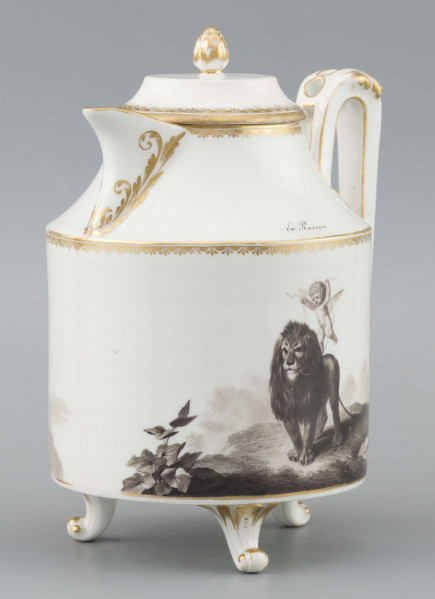 S/CS/1480/ML - Dzbanek cylindryczny, na trzech nóżkach w kształcie lwich łap, szyja w formie zwężonego pierścienia, wylew z dziobkiem, ucho dołem prostokątnie załamane, górą wygięte, rozdwojone, z reliefowymi liśćmi w osadzeniach. Przykrywa w formie wąskiego, konicznego pierścienia, z uchwytem w kształcie szyszki. Dekoracja drukowana en grisaille w kolorze czarnym. Po obu stronach brzuśca sceny alegoryczne: lew prowadzony na pasku przez amorka, powyżej napis 
