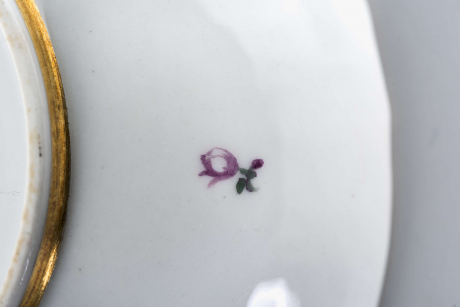 Spodek okrągły o wgłębionym dnie i falistym konturze brzegu, na kołnierzu plecionka w typie 