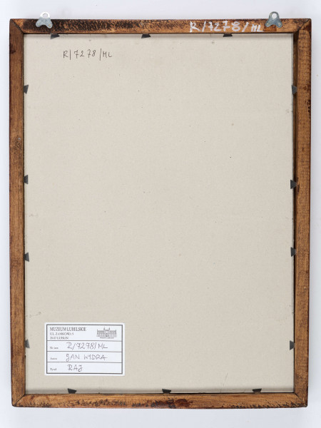 Scena rodzajowa w pionowym prostokącie przedstawiająca kobietę i mężczyznę w tytułowym raju. W centrum kompozycji naga postac kobieca , ujęta całopostaciowo, tyłem do widza, uniesionymi  rękami podtrzymuje kosz oparty na głowie. Przed nią postać męska, w pozycji siedzącej, z przywiedzonymi do klatki piersiowej nogami. Na wysokości stóp jabłko. Po lewej zarysowane drzewo poznania dobra i zła. Przedstawienie szkicowe, postaci okreslone konturem.
