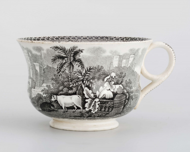 Filiżanka dzwonowata na pierścieniowej podstawie, ucho pętelkowe w kształcie cyfry 