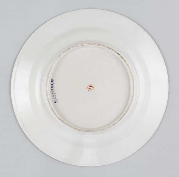 S/CS/1397/ML - Talerz płytki, okrągły, gładki, brzeg konturowany złotem. Kołnierz zdobiony malowaną girlandą bratków trójbarwnych z zielonymi łodyżkami, w lustrze regularnie rozmieszczone 4 pojedyncze kwiatki z listkami.
 