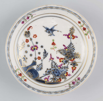 S/CS/1560/2/ML - Spodek okrągły, wgłębiony, na pierścieniowej podstawie.   
Dekoracja malowana kobaltem podszkliwnie. W lustrze - wzór 