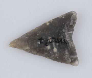 676/A/ML/6 - Asymetryczny grocik trójkątny o prawie prostych bokach i lekko wciętej podstawie retusz przykrawędny dookolny obustronny zblizoy do rynienkowatego skośnego