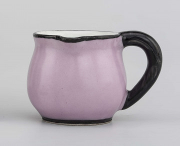 Dzbanuszek w formie spłaszczonej kuli na pierścieniowej stopie, ucho zaokrąglone, wylew lekko wywinięty z małym dziobkiem uformowanym prostopadle do ucha. Powierzchnia malowana  jednolicie  w kolorze jasnego różu, ucho, wylew i stopa malowane na czarno.
 