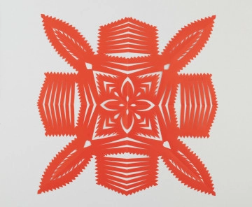 E/17673/ML Wycinanka koloru czerwonego, przypominająca nałożone na siebie dwa krzyże; jeden o szerszych ramionach, drugi o ramionach płatkowych. Wokół wykończone ząbkami. W środku kompozycja z płatków i strzałek, przypominająca kwiat.
