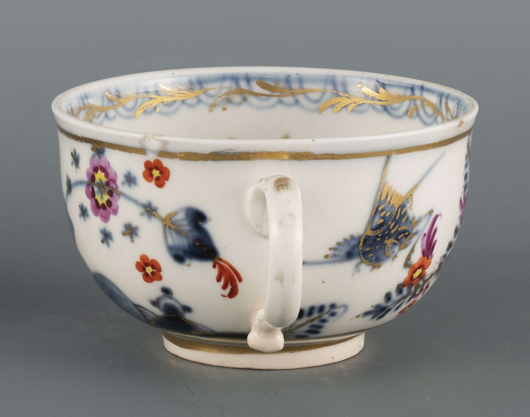 S/CS/1560/1/ML - Filiżanka niska, półkulista, rozszerzająca się ku górze, na pierścieniowej podstawie, ucho z okrągłego wałka w kształcie litery 