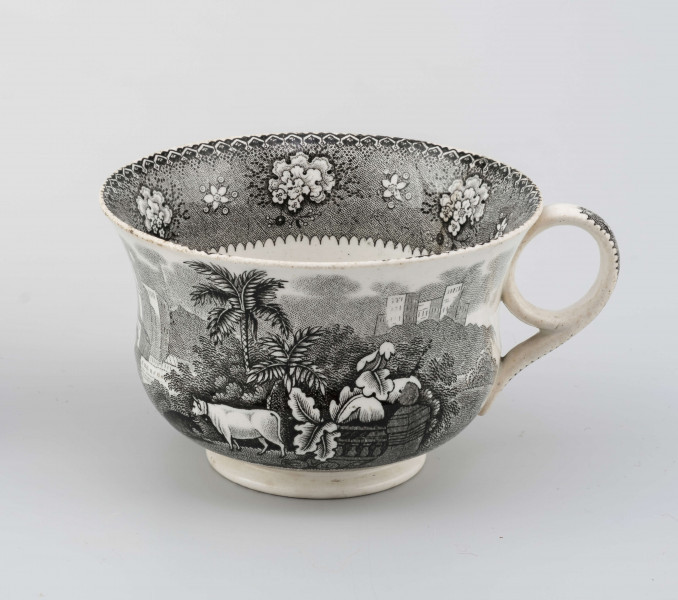 Filiżanka dzwonowata na pierścieniowej podstawie, ucho pętelkowe w kształcie cyfry 