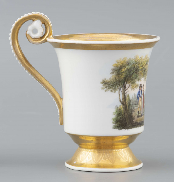 S/CS/1583/ML - Filiżanka koniczna, wylew lekko wywinięty, stopa w kształcie ściętego stożka, ucho wyciągnięte ponad wylew z rozetą  w górnym osadzeniu i wzorem perełek na powierzchni. Dekoracja malowana wielobarwnie: frontalnie na białym tle miniatura ze sceną parkową: od lewej drzewo, para spacerująca wokół gazonu, w głębi daleki pejzaż, na prawo stojąca rzeżba - personifikacja Sprawiedliwości z podpisem na cokole 