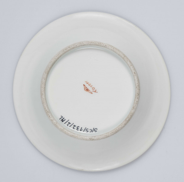 S/CS/132/2/ML - Spodek okrągły, wgłębiony, gładki, z rozchylonym kołnierzem. 
Powierzchnia matowa malowana w całości na żółty kolor, wylew  obwiedziony złotym paskiem.
