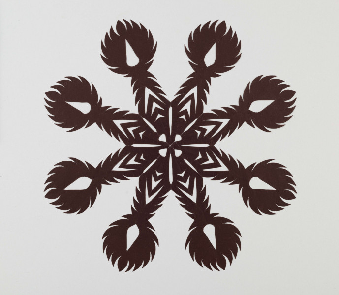 Wycinanka koloru brązowego – gwiazda, przypominająca kształtem gwiazdę kolędniczą. Ośmioramienna. Każde ramię zakończone pomponem. W środku układ ze strzałek i nacięć w formie płatków.