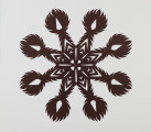 Wycinanka koloru brązowego – gwiazda, przypominająca kształtem gwiazdę kolędniczą. Ośmioramienna. Każde ramię zakończone pomponem. W środku układ ze strzałek i nacięć w formie płatków.