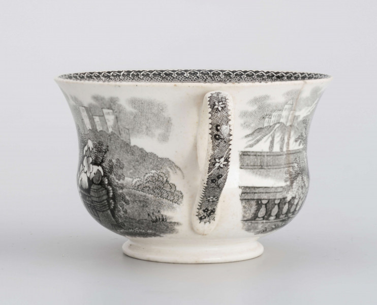 Filiżanka dzwonowata na pierścieniowej podstawie, ucho pętelkowe w kształcie cyfry 