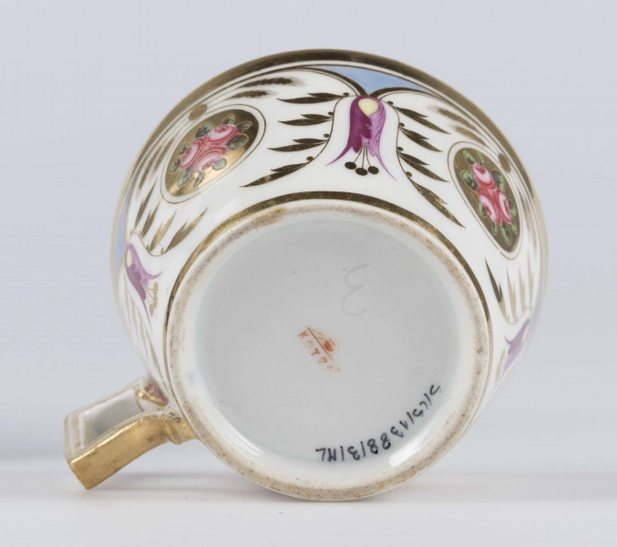 S/CS/1388/3/ML - Filiżanka koniczna, ucho łamane, profilowane, z przewiązkami w osadzeniach.  Dekoracja malowana wielobarwnie i złocona: brzusiec obiega szeroki fryz złożony ze stylizowanych ornamentów roślinnych (gałązek, kłosów zbóż i liści akantu)  połączonych z owalnymi medalionami, w których są trzy różowe różyczki z zielonymi listkami na złotym tle. Wylew złocony, złotym konturem obwiedzione ucho.
 