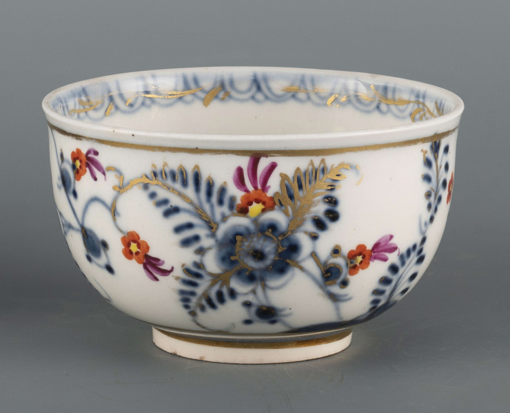 S/CS/1560/1/ML - Filiżanka niska, półkulista, rozszerzająca się ku górze, na pierścieniowej podstawie, ucho z okrągłego wałka w kształcie litery 