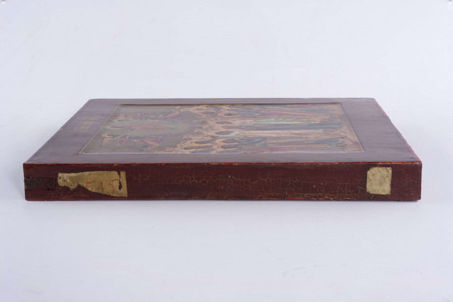 Ikona dwustronna, z kowczegiem. Na awersie ukazana jest scena Wniebowstąpienia, podzielona na dwie strefy. W górnej, ponda obłokami w mandorli siedzi na łuku tęczy Chrystus. Ręce ma wyciągnięte w geście błogosławieństwa archijerejskiego, jego głowę otacza nimb, po bokach którego widnieje monogram. Ubrany jest w złocisty chiton ze stichosem i himation. Mandorlę podtrzymuje czterech aniołów, dwóch z nich gra na trąbach i ma nimby z monogramami. W dolnej strefie, w skalistym górskim pejzażu stoi Maryja, dwóch aniołów i apostołowie. Maryja umiejscowiona jest centralnie, z lewą dłonią wyciągniętą ku Chrystusowi. Ubrana jest w błękitną suknię i czerwono-złocisty maforion. Po bokach towarzyszą jej aniołowie, jeden w złocistym, drugi w zielonym himationie. Spoglądając na poruszonych apostołów wskazują dłońmi na Chrystusa. Po bokach zgrupowani są wpatrzeni w Chrystusa apostołowie z imionami wpisanymi w nimby. Po lewej w górnym rzędzie znajdują się:
Marek, Bartłomiej, Mateusz
w dolnym rzędzie: Filip, Jakub, Piotr
po prawej w górnym rzędzie: Szymon, Tomasz, Jakub
w dolnym rzędzie: Jan, Juda Jakubowy, Andrzej
Ponad wszystkim, w polu ikony widnieje ozdobny napis cyrylicki - Wniebowstąpienie Pana.

Na rewersie ikony przedstawieni są trzej święc związani z tajemnicą śmierci i zmartwychwstania, uczestnicy ukrzyżowania oglądający tu chwałę wniebowstąpienia: św. Jan, który stał pod krzyżem, Józef (z Arymatei), który zadbał o pochówek Chrystusa i Longin - żołnierz, który przebił bok Chrystusa. Przedstawieni są na gładkim tle, zwróceni lekko w lewo, ich głowy otoczone są nimbami.
Św. Jan ukazany jest jako młodzieniec bez zarostu, ma lekko uniesioną głowę, dłonie ułożone w geście modlitwy. Ubrany jest w błękitny chiton i złocisto-czerwony himation.
Św. Józef - nieco starszy, z brodą, opiera pochyloną głowę na prawej dłoni, drugą dłoń kieruje w lewo. Ubrany jest w czerw