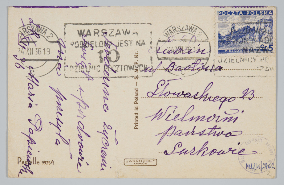 ML/H/2702 - Karta pocztowa wydana z okazji Świąt Bożego Narodzenia przedstawia dwoje dzieci w strojach zimowych, ciągnących sanki z choinką. Na odwrociu życzenia świąteczne wypisane fioletowym atramentem, zaadresowane do (Józefa i Marii) Guzków w Lublinie. Kartka została wysłana przez Marie Papiewska z Warszawy. Na kartkę naklejony znaczek z przedstawieniem Pieskowej Skały o wartości 5 groszy oraz pieczątki poczty. 