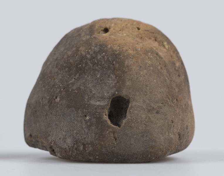 467/A/ML/1 - Naczynko miniaturowe, najprawdopobniej pełniące funkcję tygielka. Kształt półokragły, nieznacznie zwężający się ku wylewowi. Krawędź nierówna, płaska, łagodnie profilowana. Domieszka drobnoziarnista. 