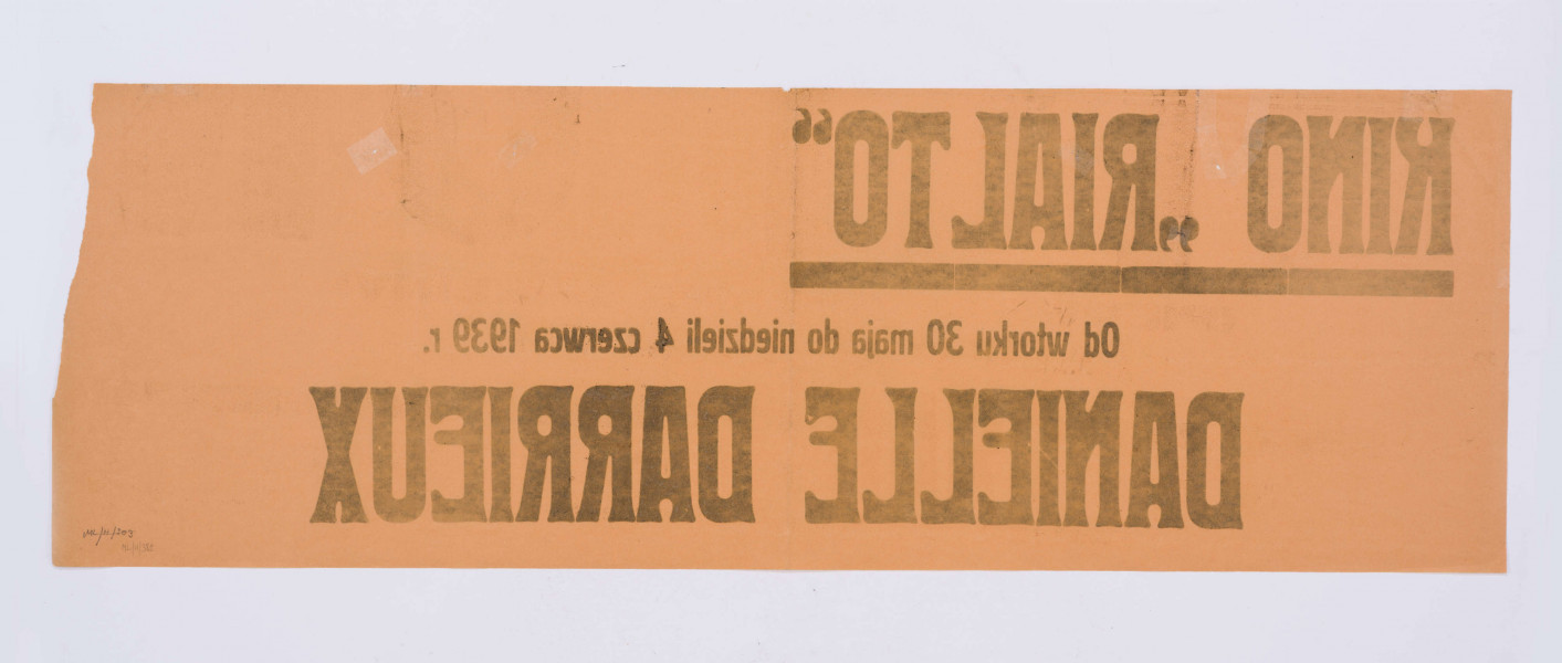 Na pomarańczowym papierze w podłużnym, poziomym formacie druk. Kino 