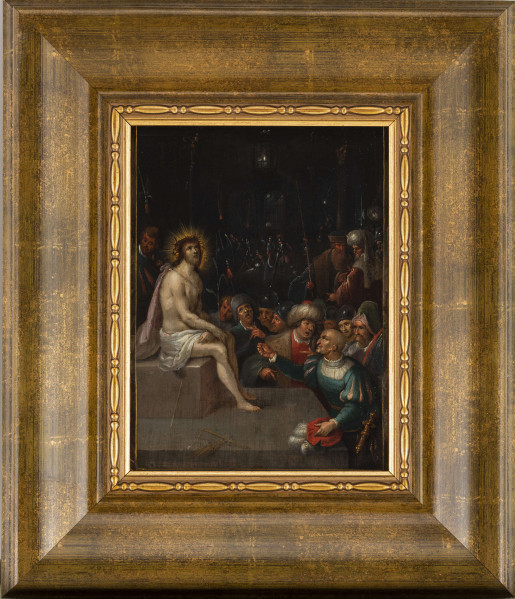 Na pierwszym planie wysoki podest, na nim z lewej kamienny blok, na którym siedzi Chrystus zwrócony bokiem w prawo. Jest nagi, w białym perizonium, na plecach narzucone jasnoróżowy płaszcz. Na głowie cierniowa korona opromieniona blaskiem, krople krwi spływają na  czoło, oczy zwrócone ku górze. Na podeście leżą rózgi i bicz. Po prawej przed podestem grupa szyderców o karykaturalnych twarzach, ubranych w barwne stroje z epoki. Za nimi po lewej dwaj rozmawiający kapłani. Tło bardzo ciemne z widocznymi zarysami architektury i grupa żołnierzy w zbrojach, których słabo oswietla latarnia zawieszona u góry. 