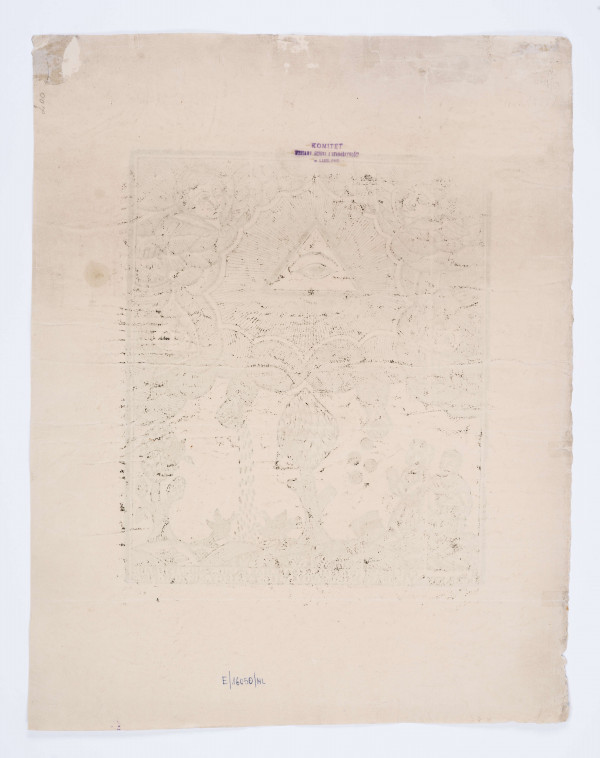 Kompozycja dwustrefowa. W górnej strefie pośrodku, otoczone promieniami ograniczonymi podwójną linią Oko Opatrzności w kształcie trójkąta równobocznego z okiem i brwią. Wokół obłoki i wyłaniające się z nich cztery putta. Ku dolnej strefie wyciągają się ukazujące się spod obłoków dwie ręce w rękawach. Dłoń po lewej rzuca ludziom pięć czarnych okrągłych bochenków. Dłoń po prawej sypie ziarno ptactwu. W dolnej strefie po lewej na ukwieconej, pełnej liści ziemi klęczą ze złożonymi rękami kobieta i mężczyzna, zwróceni w prawo ku spadającym z nieba bochenkom. Ziarno zbierają trzy ptaki siedzące na murawie po prawej stronie. Dwa inne ptaki siedzą na liściastych koronach dwóch drzew. Jedno z nich ukazano pośrodku dolnej strefy kompozycji, drugie po prawej stronie. Wzdłuż dolnej krawędzi widnieje inskrypcja w dwóch wierszach, do odczytywania kolejno - najpierw wiersz dolny, potem górny. Kompozycję otacza obramowanie z dwóch równoległych linii.

NAPIS:
BOZE,KTORYŚ,OPATRNŚCIĘ,SWOYĘ,PIĘĆ,TYSIECY,MEZOW,PIECIą CHLEBAMY Y DWIEMA.RYBAMI.NAKARMIŁ.ZMIŁUJSIę NADN , (wzdłuż dolnej krawędzi, wiersze w odwróconej kolejności) 