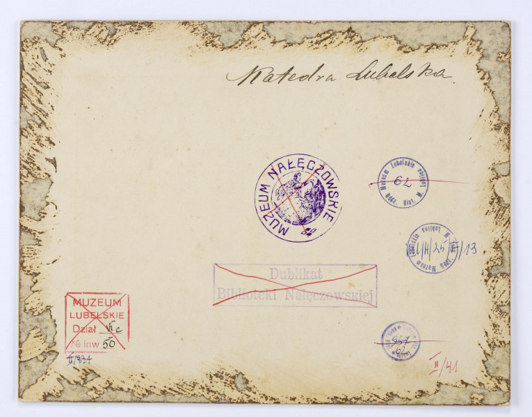 Widok na Katedrę i Wieżę Trynitarską od strony ulicy Zamojskiej. Na pierwszym planie ulica Zamojska brukowana „kocim łbem” z wydzielonym podwyższonym chodnikiem dla pieszych. Trakt obsadzony drzewami. Po obu stronach ciągnące się wzdłuż ulicy drewniane ogrodzenie. Za nim niska murowana zabudowa. Po prawej stronie na chodniku stoi lampa gazowa na wysokim słupie zwieńczonym przeszklonym kloszem. Perspektywę ulicy zamyka Wieża Trynitarska oraz boczna elewacja Katedry. Z prawej strony, częściowo zasłonięty drzewami, widać Pałac Biskupi.

Fotografia sepiowana, naklejona na tekturę, otoczona ozdobną ramką w kolorze złotym w formie przecinających się na rogach listew. W l. d. rogu nazwisko autora fotografii, w p. d. nazwa miasta. Na rewersie odbitki pieczęci tuszowych Muzeum Nałęczowskiego (okrągła, w kolorze fioletowym) oraz Biblioteki Nałęczowskiej (podłużna, w kolorze fioletowym). W górnym polu odręczny napis informacyjny czarnym tuszem. 
