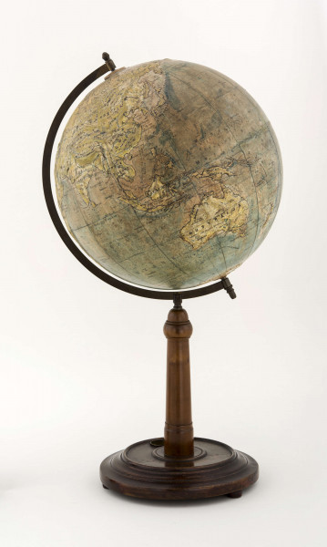 Jest to jeden z trzech znanych, zachowanych polskich globusów plastycznych z wypukłą orografią. Najważniejszym elementem i zarazem nowością jest przedstawienie rzeźby terenu w sposób plastyczny, próba przedstawienia trzeciego wymiaru.Tekturowa kula, wypukłości wykonane z masy gipsowej lub papierowej, południk metalowy, postument stosunkowo wysoki, drewniany. Rzeźbę plastyczną otrzymały góry i wielkie płaskowyże oraz wyżyny. Obszary te zostały ponadto wyróżnione odmiennym kolorem i barwnym podcieniowaniem rzeźby. Na kontynentach przedstawiono bagna (szrafurą), depresje na zielono, treść uzupełnia sieć hydrograficzna i stolice państw. Na oceanach, w kolorze niebieskim: głębokość mórz i oceanów dodatkowo przedstawiono liniami batymetrycznymi (1000, 2000, 3000, 4000, 5000 m), głębie oznaczono liczbami. Zostały oznaczone rowy tektoniczne, skrajny zasięg kry pływającej i kry stłoczonej, prądy morskie (opisane tylko nazwami). Oznaczono również północną granicę uprawy zbóż i występowania drzew. 