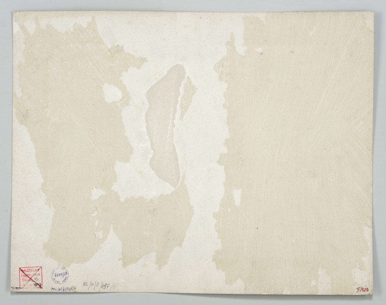 Na pierwszym planie w lewym dolnym rogu dach wagonu, na prawo lokomotywa, przy niej dwóch mężczyzn. Dalej na torach oraz przed budynkiem stoi kilku mężczyzn. Budynek drewniany, parterowy, nakryty dachem z blachy. Peron zadaszony, przy budynku niski płot. Fotografia o zaokrąglonych rogach, obrysowana dookoła cienką ramką, naklejona na tekturę. Powyżej i pod fotografią napisy po rosyjsku - z lewej i po polsku - z prawej strony. W dolnej części informacja o autorze zdjęcia po rosyjsku.