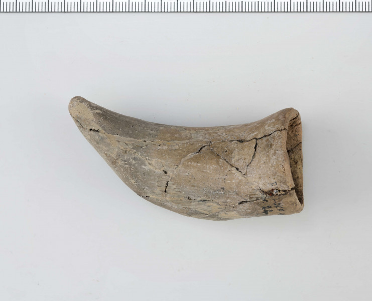 Rożek ceramiczny. Szpic zaokraglony, odchylony w stosunku do ścianek. Krawędź ścięta prosto. 