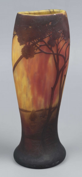 S/CS/1407/ML - Wazon o opływowym kształacie; stopa ciemnobrązowa, pogrubiona, kolista, korpus owoidalny, przewężony u dołu, dwustronnie spłaszczony. Szkło bezbarwne, powlekane, trawione, matowane i barwione pudrem szklanym, kolory: odcienie czerwieni, żółcieni i brązu. Pokryty dekoracją reliefową: krajobraz z rzeką i łódkami, na pierwszym planie wysokie drzewa, których splątane korony otaczają wylew, na stopie drobna roślinność.
W dolnej części pośród dekoracji wypukła trawiona sygnatura o dekoracyjnej formie: 
- Daum / Nancy - umieszczone jedno nad drugim i krzyż Lotryngii utworzony z linii przebiegającej przez pierwsze litery