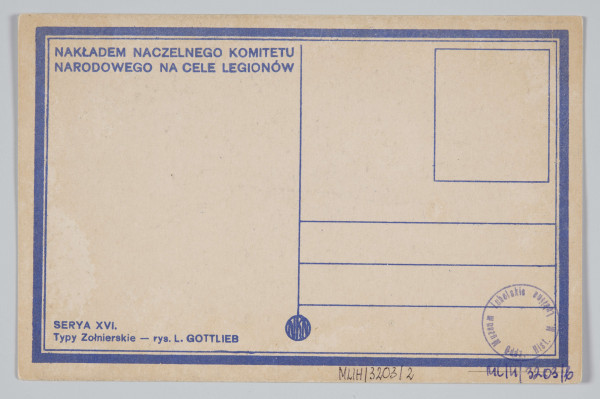 ML/H/3203/2 - Pocztówka z serii XVI – „Typy Żołnierskie” wg rysunku Leopolda Gottlieba. Przedstawia postać siedzącego żołnierza wspartego o karabin, w czapce z odwróconym do tyłu daszkiem. Kurtka spięta pasem. Ujęcie w pionie. W l. d. rogu podpis autora rysunku i data powstania. U dołu prawej krawędzi rysunku okrągła pieczęć Komendy Legionów Polskich – I Brygady Piłsudskiego, 2. Pułku Piechoty. Na odwrocie karta sygnowana znakiem „NKN” (Naczelny Komitet Narodowy). Linatura w kolorze ciemnoniebieskim. Miejsce na korespondencje, adres i znaczek pocztowy. Napisy informacyjne ciemnoniebieskim drukiem. Brak obiegu pocztowego.