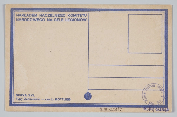 ML/H/3203/2 - Pocztówka z serii XVI – „Typy Żołnierskie” wg rysunku Leopolda Gottlieba. Przedstawia postać siedzącego żołnierza wspartego o karabin, w czapce z odwróconym do tyłu daszkiem. Kurtka spięta pasem. Ujęcie w pionie. W l. d. rogu podpis autora rysunku i data powstania. U dołu prawej krawędzi rysunku okrągła pieczęć Komendy Legionów Polskich – I Brygady Piłsudskiego, 2. Pułku Piechoty. Na odwrocie karta sygnowana znakiem „NKN” (Naczelny Komitet Narodowy). Linatura w kolorze ciemnoniebieskim. Miejsce na korespondencje, adres i znaczek pocztowy. Napisy informacyjne ciemnoniebieskim drukiem. Brak obiegu pocztowego.