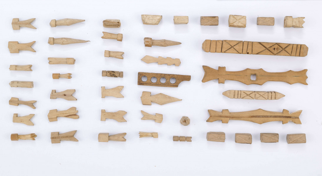 Figurki gry dziecięcej służące do zabawy z podrzucaniem. Wystrugane z drewna w formie płaskich abstrakcyjnych kształtów. Składała się z 57 elementów różnego kształtu i wielkości. Obecnie 43 szt.