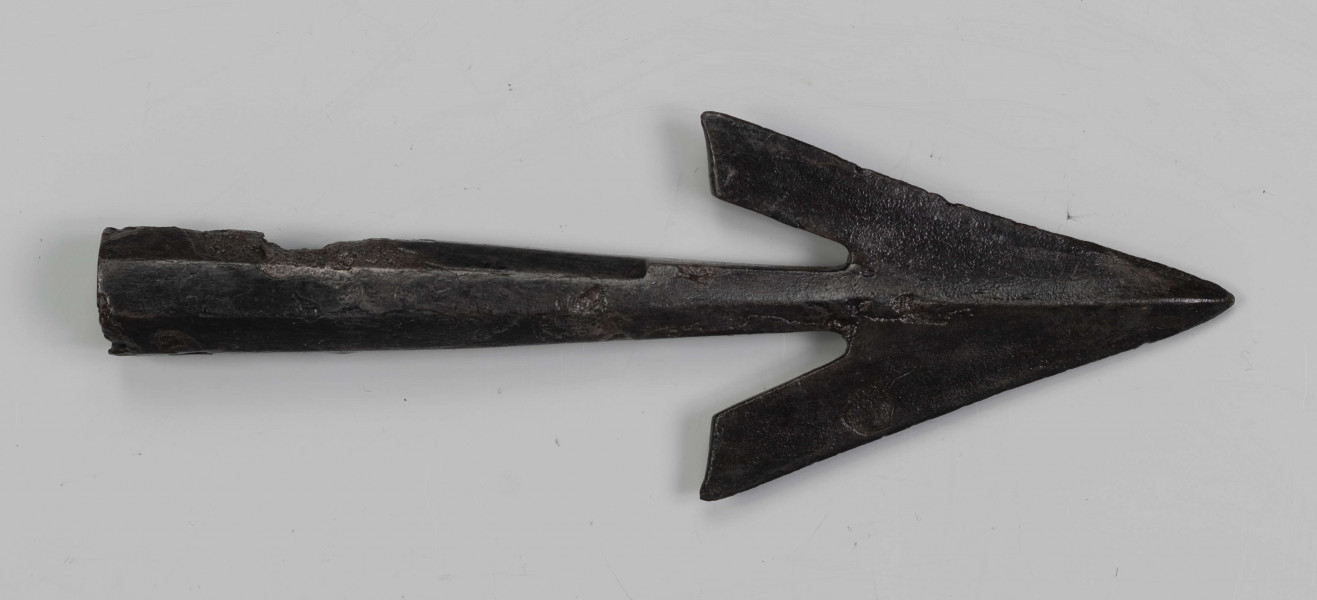 600/A/ML/10 - Grot dzirytu z mocno wyodrębnionym żeberkiem. Tuleja przy nasadzie ostrza sześcioboczna w dalszej części ośmioboczna. 