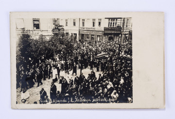 Pocztówka okolicznościowa z pogrzebu biskupa lubelskiego Franciszka Jaczewskiego
AWERS: Kondukt pogrzebowy na Krakowskim Przedmieściu, na przodzie duchowni, po bokach osoby cywilne, dalej trumna niesiona na podwyższeniu, wokół zgromadzony tłum; w tle fasady kamienic z szyldami reklamowymi (napisy w językach polskim i rosyjskim), na balkonach stoją postacie. Przy dolnej krawędzi napis informacyjny wykonany odręcznie (litery w białym kolorze). Po prawej stronie karty zostawione puste pole
REWERS: Czarna linatura z miejscem na adres, korespondencje oraz znaczek pocztowy; brak śladów obiegu pocztowego; brak informacji o wydawcy.
