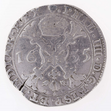 Aw. W tondzie ujętym pojedynczym otokiem liniowym ukoronowany krzyż kwiatowy ze zwieszającą się od niego odznaką orderu Złotego Runa. Krzyż rozdziela datę: 16–35; umieszczoną na osi poziomej. Legenda dookolna spięta  na górze znakiem menniczym:
.PHIL.IIII.D.G.HISP.ET.INDIAR.REX

Rw. W tondzie ujętym pojedynczym otokiem liniowym ukoronowana, wielodzielna tarcza herbowa ujęta łańcuchem ze zwieszającą się od niego odznaką orderu Złotego Runa. Legenda dookolna rozdzielona u góry koroną:
.ARCHID.AVST.DVX.BVRG.BRAB.Z.
