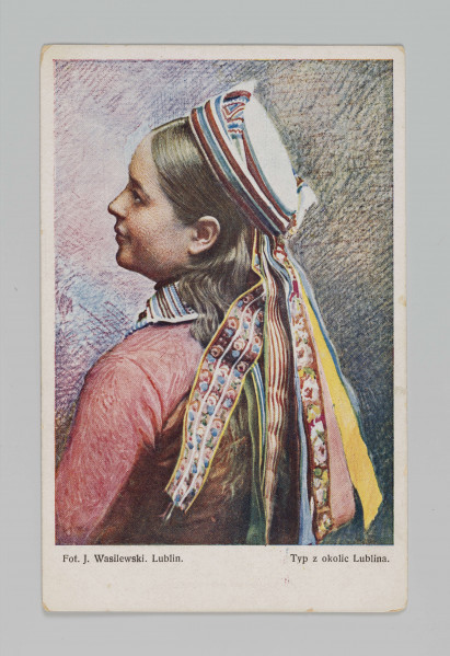 ML/H/1945/2 - Pocztówka barwna - Typ z okolic Lublina. Wizerunek kobiety w stroju ludowym (włościanka w stroju krzczonowskim) 
Awers: Wizerunek kobiety w czepcu z kolorowymi wstążkami (ujcie w popiersiu, twarz profilem); reprodukcja malowanego portretu (brak informacji o autorze wzoru); pod ilustracją na białym polu drukiem informacje o autorze fotografii i tytuł pocztówki
Rewers: Czarna linatura z miejscem na korespondencje, przy lewej krawędzi informacja o zastrzeżonym przedruku, pośrodku nazwa wydawnictwa drukiem; brak śladu obiegu pocztowego