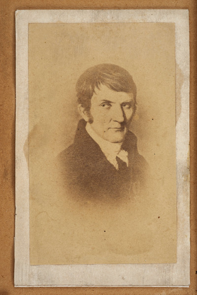 Tableau szklone zewnętrznie, w ramie, zawiera na tekturowym podłożu 15 fotografii uczestników powstania z terenu Wołynia. Pośrodku brak jednej, większej fotografii. Zdjęcia wykonane w sepii, w formacie pocztówkowym, niektóre z nich są podpisane pod spodem i na odwrociu: Eugeniusz Rdułtowski, Herkulan Kardussowski, F. Boryczewski, Antoni Straszewicz, Alfons Romanowski, Adam Hreczyna, Jan Grabis, Antoni Szymkiewicz.
Niektóre fotografie mają na kartonikach wyciskane napisy w języku rosyjskim. W środku tableau, pod pierwszym rzędem zdjęć przymocowany krzyżyk wykonany z chleba i tabaki, dekorowany motywem różyczek. Nad krzyżykiem druciana korona cierniowa, na niej krzyżyk z metalu z gałązką palmową. Niżej, pod brakującą fotografią lufka (?) z tektury, pierścionek i mały medalion ze Świętą Rodziną. Poniżej przymocowany grzebień rogowy, jakucki z napisem w języku rosyjskim i datą: 1864. Całość w ozdobnej ramie z dekoracyjnymi narożnikami, koroną, herbami Polski, Litwy, herbem z literą S. 