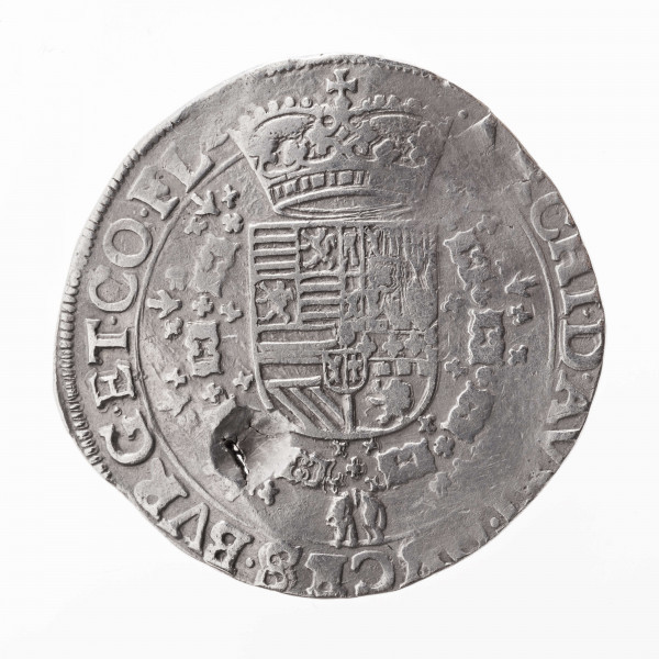 Aw. W tondzie ujętym pojedynczym otokiem liniowym ukoronowany krzyż kwiatowy ze zwieszającą się od niego odznaką orderu Złotego Runa. Po bokach dwa ukoronowane, splecione monogramy: AE. Legenda dookolna spięta na górze znakiem menniczym:
ALBERTVS.ET.ELISABET.DEI.GRATIA

Rw. W tondzie ujętym pojedynczym otokiem liniowym ukoronowana wielodzielna tarcza herbowa ujęta łańcuchem z odznaką orderu Złotego Runa . Legenda dookolna rozdzielona na górze przez koronę:
.ARCHI.D.AV[S]T.DVCES.BVRG.ET.CO.EL