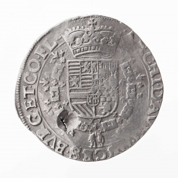 Aw. W tondzie ujętym pojedynczym otokiem liniowym ukoronowany krzyż kwiatowy ze zwieszającą się od niego odznaką orderu Złotego Runa. Po bokach dwa ukoronowane, splecione monogramy: AE. Legenda dookolna spięta na górze znakiem menniczym:
ALBERTVS.ET.ELISABET.DEI.GRATIA

Rw. W tondzie ujętym pojedynczym otokiem liniowym ukoronowana wielodzielna tarcza herbowa ujęta łańcuchem z odznaką orderu Złotego Runa . Legenda dookolna rozdzielona na górze przez koronę:
.ARCHI.D.AV[S]T.DVCES.BVRG.ET.CO.EL