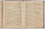 ML/H/650 - Okładka twarda, obklejona czerwonym płótnem, z wytłoczonym na złoto tytułem i ozdobami. Po lewej stronie popiersie kobiety bokiem, z wyciągniętą ręką trzymającą pędzel, poniżej kwiaty. W lewej części autor i tytuł, poniżej ozdobnik roślinny. Strona tytułowa przedstawia dwóch mężczyzn pochylonych nad mapą, w tle pejzaż wiejski z zamkiem na wzgórzu. Tytuł atlasu w wydzielonym, prostokątnym polu. Następna strona zawiera skorowidz i obiaśnienie znaków. Pierwsza z map to Mapa Ogólna Królestwa Polskiego z podziałem na gubernie i powiaty, następne to mapy powiatów. Na każdej stronie z mapą znajduja sie barwne grafiki z przedstawieniem zabytkowych budowli, typów ludowych, ruin, pejzaży. Do Atlasu dołączona luzem Mapa Guberni Lubelskiej, granice powiatu i wypełnienie błekitne.