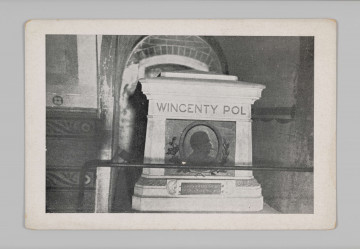 MPol/181/ML - Karta pocztowa o formacie prostokątnym, przedstawia nagrobek W. Pola w Karkowie na Skałce. Sarkofag jasny, z płaskorzeźbą przedstawiającą popiersie W. Pola w wieńcu laurowym oraz napisem: WINCENTY POL