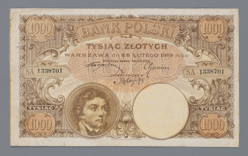 N/Bn/1440/ML - Aw. W ramce z motywami pawich ogonów i akantu, w rogach, w ozdobnych owalach wartość: 1000. Centralnie u góry w łuku: BANK POLSKI; niżej poziomo: TYSIĄĆ ZŁOTYCH / WARSZAWA dn 28 LUTEGO 1919 roku / DYREKCJA BANKU POSLKIEGO / GŁÓWNY SKARBNIK
Podpisy, odpowiednio: Stanisław Karpiński – Zygmunt Chamiec / Marian Karpus
Po bokach na osi numeracja: No. / S.A. 1338701 – No. / S.A. 1338701
U dołu dwa tonda; w lewym wizerunek Tadeusza Kościuszki, w prawym znak wodny z przedstawieniem wodza z profilu. Po bokach wartość słownie: TYSIĄC – TYSIĄC
U dołu pod ramka sygnatura wytwórni.

Rw. W ozdobnej ramce z motywami akantu od góry klauzula zakomponowana w łuku: NA MOCY UCHWALY SEJMOWEJ BILETY / BANKU POLSKIEGO SĄ PRAWNYM ŚRODKIEM PŁATNICZYM / W POLSCE; niżej poziomo sankcja: PODRABIANIE BIELTÓW I WSPÓŁDZIAŁANIE / W ICH ROZPOWSZECHNIANIU / KARANE JEST CIĘŻKIM / WIĘZIENIEM
Pomiędzy klauzulami, na tle giloszy, wartość ozdobnymi cyframi: 1000
Niżej dwa tonda; w lewym znak wodny z wizerunkiem Tadeusza Kościuszki, w prawym godło państwa polskiego. Po bokach w małych tondach: 1000 – 1000. W krótszych bokach ramki pionowo: TYSIĄC – TYSIĄC
