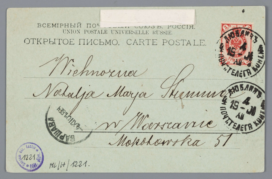 ML/H/1221 - Pocztówka czarnobiała w odcieniu niebieskim z widokiem fasady głównej kościoła Kapucynów w Lublinie przy Krakowskim Przedmieściu. Ujęcie od strony placu Litewskiego. W centralnej części wejście do świątyni przez fasadę zachodnią z czterema pilastrami i trójkątnym szczytem zwieńczonym krzyżem. Po rogach symetrycznie rozmieszczone kamienne figury patronów – św. św. Piotra i Pawła. Płycizny pomiędzy pilastrami w ciemniejszej barwie. Nad wejściem prostokątna framuga z malowidłem. Z lewej strony widoczna zza drzew nawa kaplicy, kamienice, oraz róg Hotelu Europejskiego. Z prawej fragment ogrodzenia i drzewa. Na ulicy przed kościołem sylwetki przechodniów. Pod ilustracją pas tła w niebieskim odcieniu z naniesionymi drukiem napisami informacyjnymi – tytuł, wydawca (w l.d. rogu), formuła pozdrowień. Litery w kolorze czerwonym. W p.d. rogu odręczne napisy czarnym tuszem. Na rewersie na niebieskim polu czarna linatura z odręczną korespondencją. Nazwisko i warszawski adres adresatki, Marii Natalii Stummer (?), czarnym atramentem. Wzdłuż górnej krawędzi czarnym drukiem trzyjęzyczna nazwa poczty oraz karty pocztowej – po rosyjsku, angielsku i francusku. Trzy stemple pocztowe z nazwami rosyjsko-polskimi nazwami miast na otoku – Lublin, Warszawa. W p.g. rogu znaczek pocztowy wartości 3 kopiejek. Druk znaczka w kolorze czerwonym. W centralnym polu dwugłowy orzeł. 