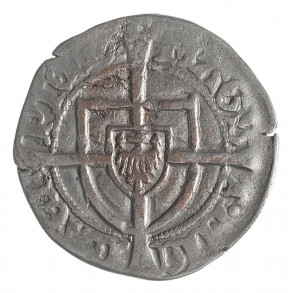 N/4491/567/ML - Aw. Tarcza zakonna wielkiego moistrza przedzielona krzyzem, ktorego ramiona rozdzielają legendę dookolną o treści:
M[A]GS – T . PA – VLVS PRI[M]
Po pierwszej literze drugiego członu napisu znak miedzywyrazowy w formie kółeczka (tutaj kropka).

Rw. Tarcza zakonna z krzyzem o wydłużonych ramionach dzieląca legendę dookolna o treści:
MONE – TA DN –ORVM  – P[R]VE
Gotyckie liternictwo napisów na obu stronach monety.
