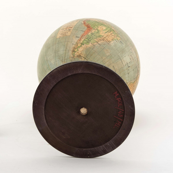 Mapa globusowa fizyczna 1:40 mln, litografia kolorowa; 18 segmentów szerokości 6 cm i 2 koła, bez południka, z ramieniem lanym, model 