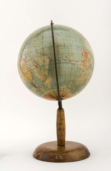 Pierwszy polski powojenny globus Ziemi. Kula tekturowa, globus wyposażony w 360 stopniowe koło południka, postument drewniany.
Mapa fizyczna w skali 1:40 mkn. W treści fizycznej różni się od globusów romerowskich głównie cięciem poziomic i kolorystyką. Dla rozgraniczenia nizin i wyżyn przyjęto poziomicę 200 m, a następnie 500, 1000, 2000, 4000 i 6000. Poziomice 4000 i 6000 oraz izobata 6000 m są właściwe tylko dla tego globusa. Najwyższe obszary kontynentów pokazują odcienie dwóch kolorów: żółtego (0-500 m) i różowego (1000-4000 m), toteż globus ma swoistą barwę o charakterystycznym odcieniu zieleni (właściwą tylko dla depresji). Treść globusa nie jest zbyt bogata, ogranicza się do największych rzek (w Polsce: Wisła i Odra), kanałów, jezior, obszarów bagiennych i pustynnych oraz stalic i - w zależnościn od wolnej przestrzeni - ważniejszych miast (w Polsce: Warszawa i Kraków). Nie ma granic politycznych. Na oceanach uwzględniono prądy morskie, oznaczone czarnymi liniami i nazwami.