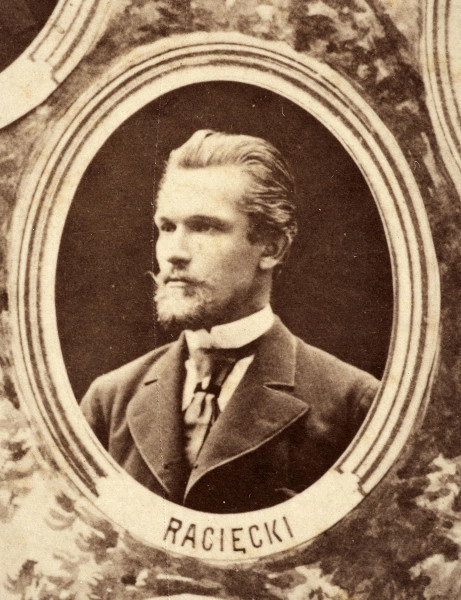 Fotografie w odcieniu sepii umieszczone na tle drzew i roślin, w centralnym miejscu postać kobiety ze sztandarem i aniołkami, wkomponowane widoki budowanej stacji, mostu kolejowego i lokomotywy. Największe zdjęcie w górnej, środkowej części bez podpisu, prawdopodobnie inż. głównej kolei nadwiślańskiej Tadeusz Chrzanowski lub jego następca Walery Titkow. Wśród podobizn pracownicy Biura Głównego Inżyniera: inż. Włodzimierz Stanisławski - pomocnik głównego inżyniera; inż. Feliks Kucharzewski -  pomocnik naczelnika biura; Feliks Kamocki - naczelnik kancelarii; Witold Lanci - naczelnik Wydz. Architektury; dr Wacław Lasocki- służba zdrowia; Władysław Radwan - sprawy zakupu gruntów; inż. Stanisław hr Scipio - projektant mostów kolejowych i jego współpracownicy: inż. Stefan Zieliński, inż. Maurycy Machalski, inż. Feliks Kucharzewski. Fotografia w passe - partout, za szkłem, oprawiona w drewnianą, profilowaną ramę.